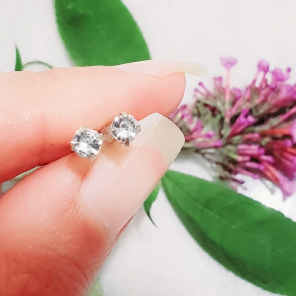 ❤ 4 for $25 ❤ #U16 New Silver Small Earrings Crystal Studs - Picture 1 of 2